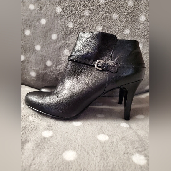 Nine West - Size 8.5, leather, heeled, zip up ankle boots. - Picture 4 of 16